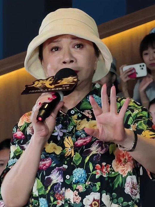 天盈配 蔡明哽咽感谢陈佩斯的付出，32年师徒情戳哭全场！
